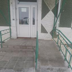 Главный вход в здание МКДОУ Усть-Таркского  детского сада "Солнышко": установлен пандус для инвалидов - колясочников, имеется кнопка-звонок при входе в здание